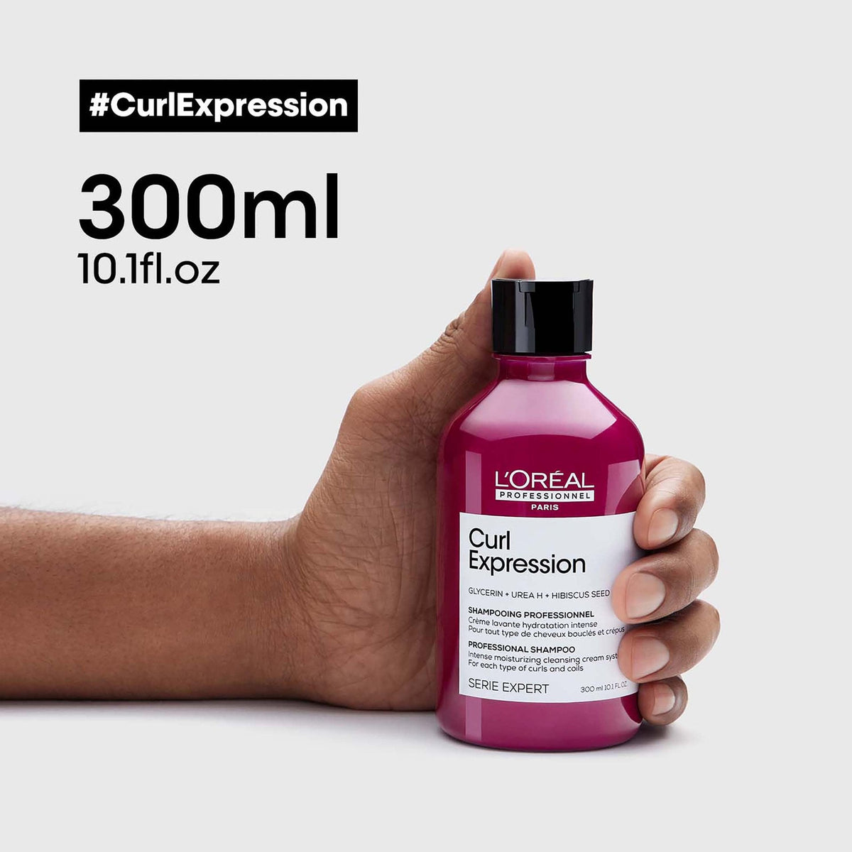 L’Oréal Professionnel CURL EXPRESSION Feuchtigkeitsshampoo: 300-ml-Shampoo in der Hand