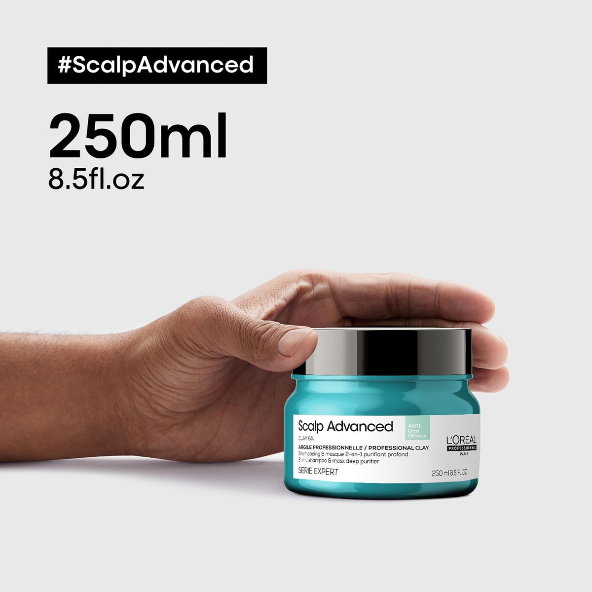 L’Oréal Professionnel SCALP ADVANCED Anti-Oiliness 2-in-1 Clay: 250-ml-Tonerdepflege in der Hand