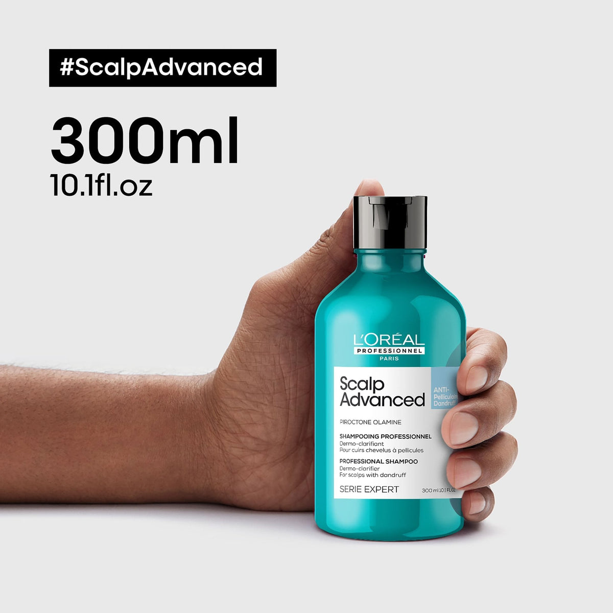 L’Oréal Professionnel SCALP ADVANCED Anti-Dandruff Shampoo: 300-ml-Shampoo in der Hand