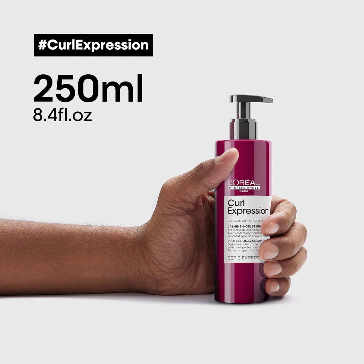 L’Oréal Professionnel CURL EXPRESSION Cream-in-Jelly: 250-ml-Flasche in der Hand