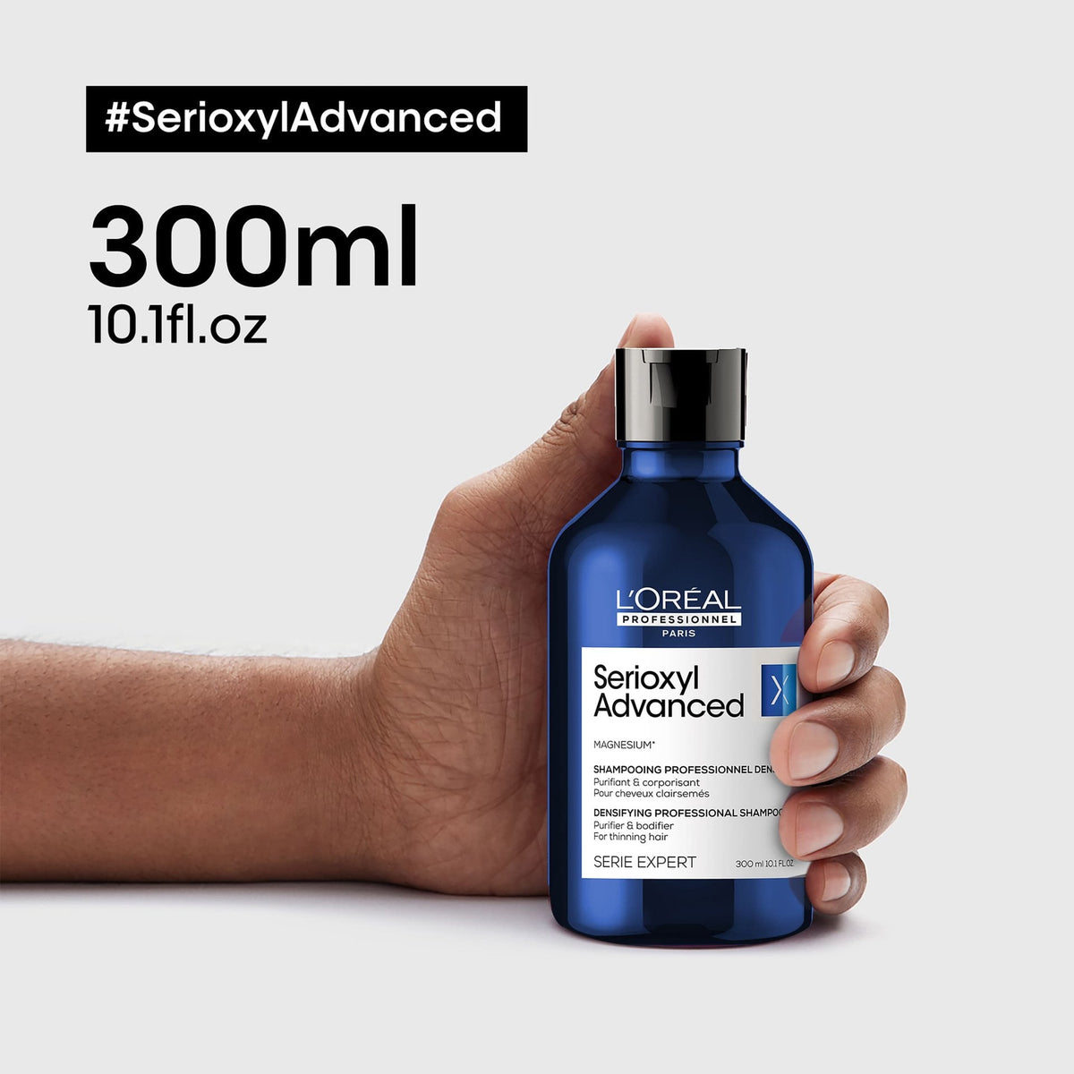 L’Oréal Professionnel SERIOXYL ADVANCED Shampoo: 300-ml-Shampoo in der Hand