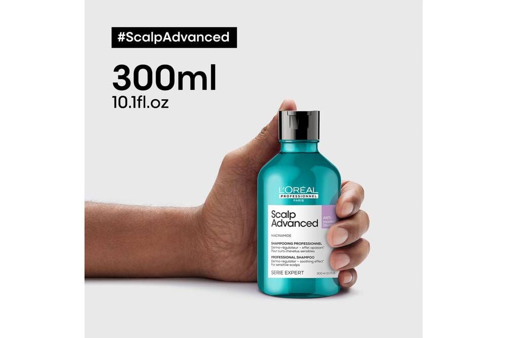 Scalp Advanced Anti-Discomfort Shampoo in der Hand, 300 ml