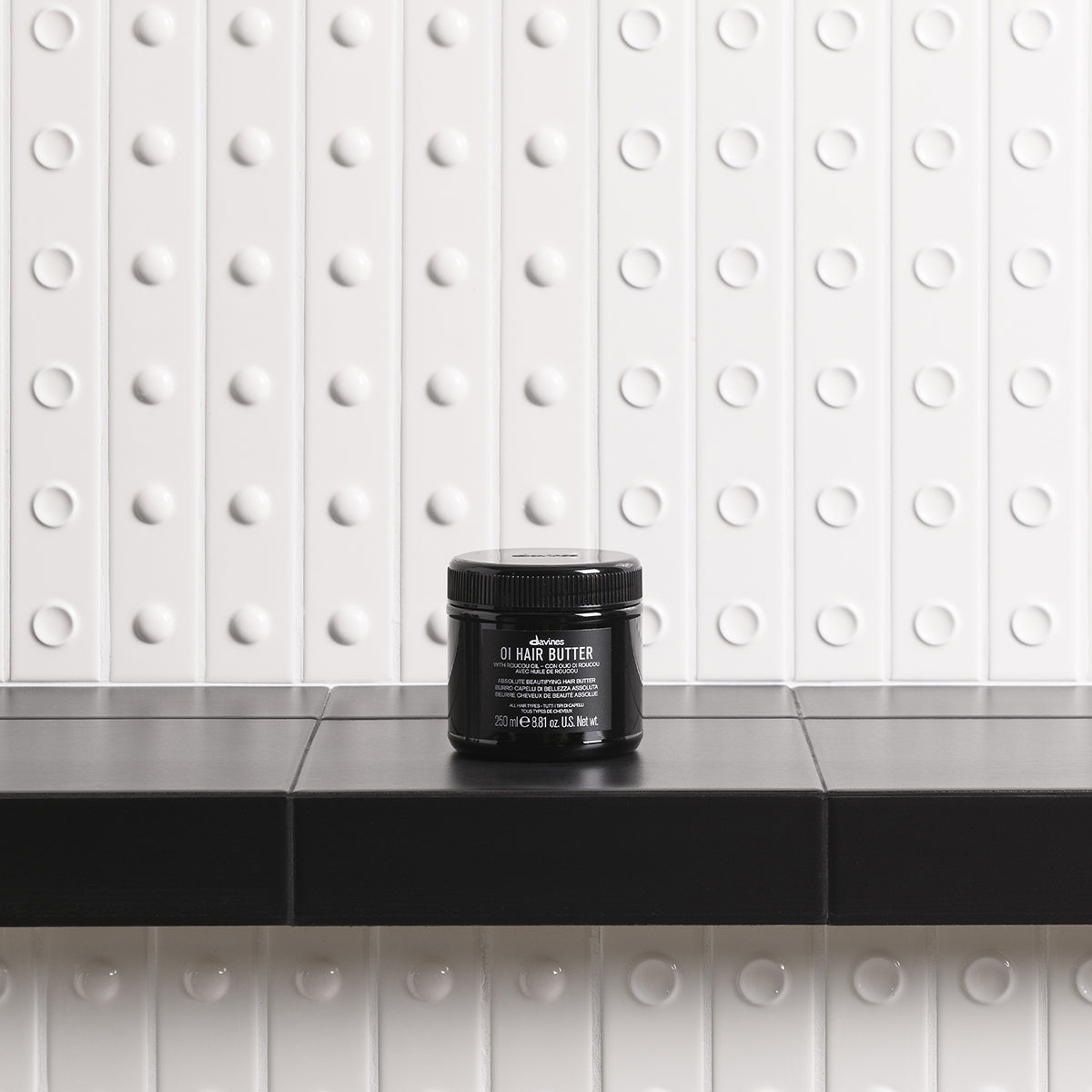 Davines OI Hair Butter 250 ml – Originaltiegel auf einer Ablage