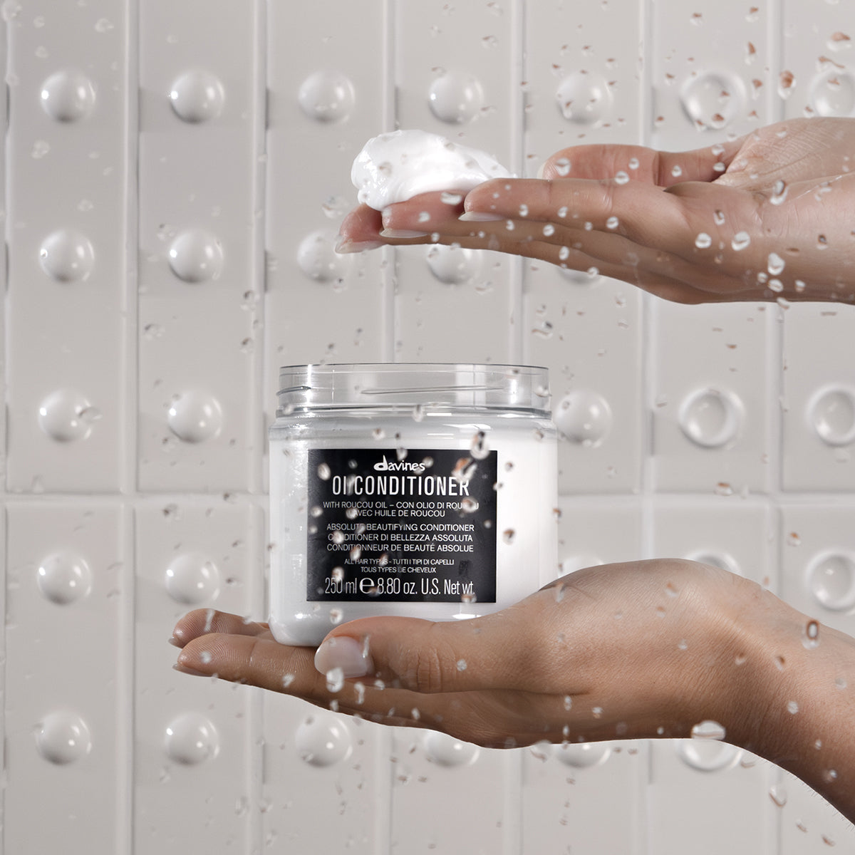 Davines OI Conditioner 250 ml – geöffneter Tiegel und cremige Pflege auf der Hand