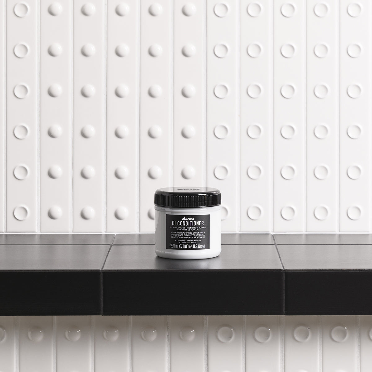 Davines OI Conditioner 250 ml – Originaltiegel auf einer Ablage