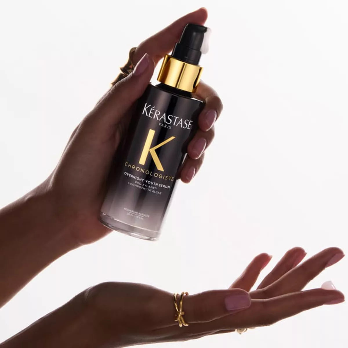 Kérastase Overnight Youth Serum wird in die Hand gegeben